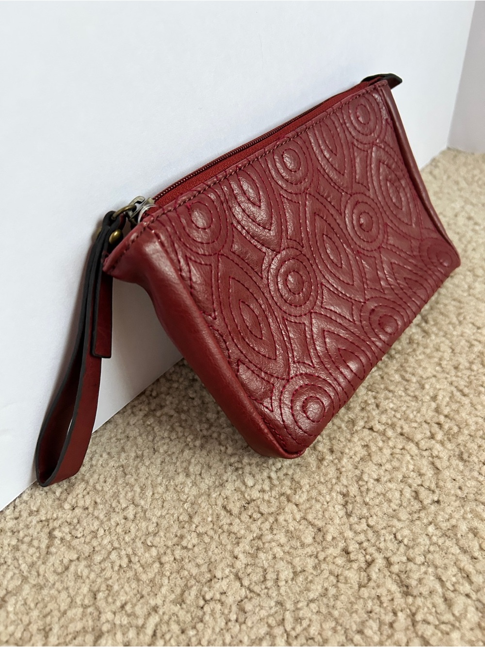 Axcess a LizClaiborne Wristlet /Clutch in Deep Red/Very Good Condition